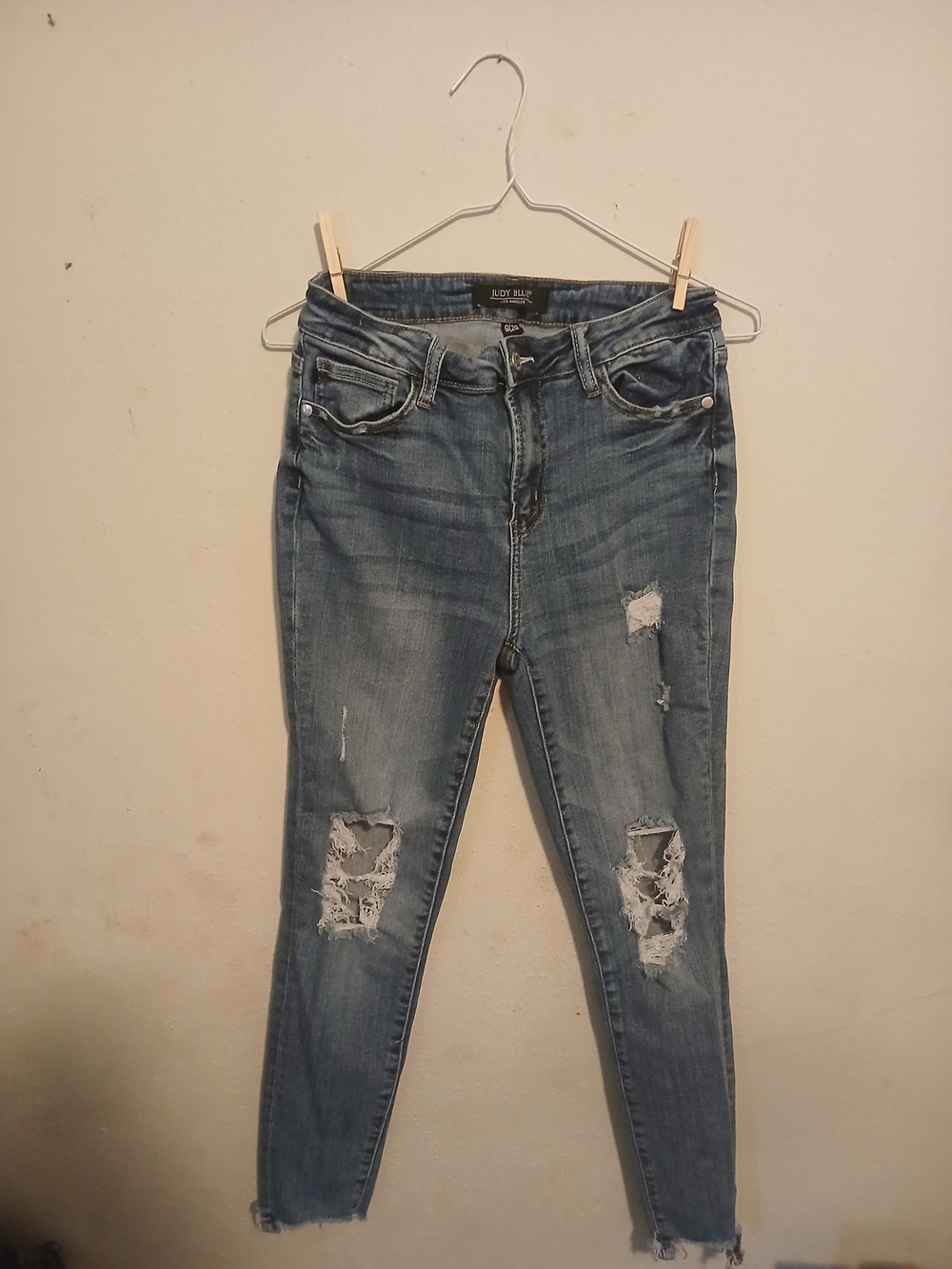 Judy Blue Skinny Jeans in Medium Wash Distressed Blue